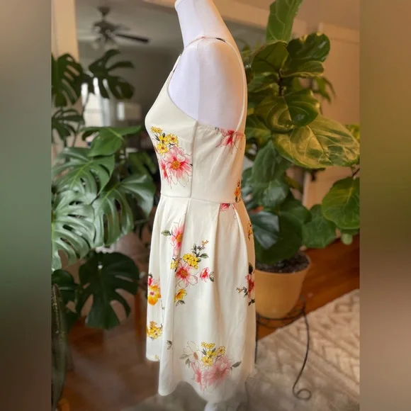 NWOT Spring Floral Dress 🪩 - Picture 5 of 7